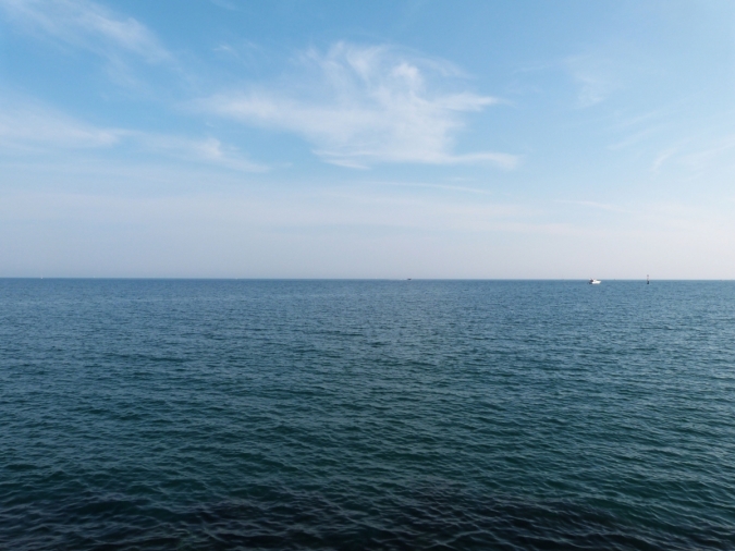 Bateau voguant sur mer paisible